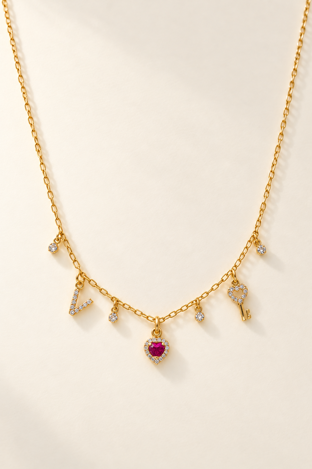 Collana Lettera V, Rubino e Chiave in Oro - Oro Giallo 18 kt | Facco Gioielli